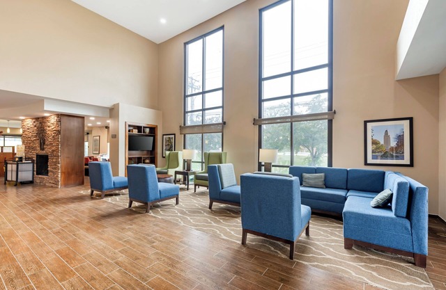 Comfort Suites East Lincoln - Mall Area