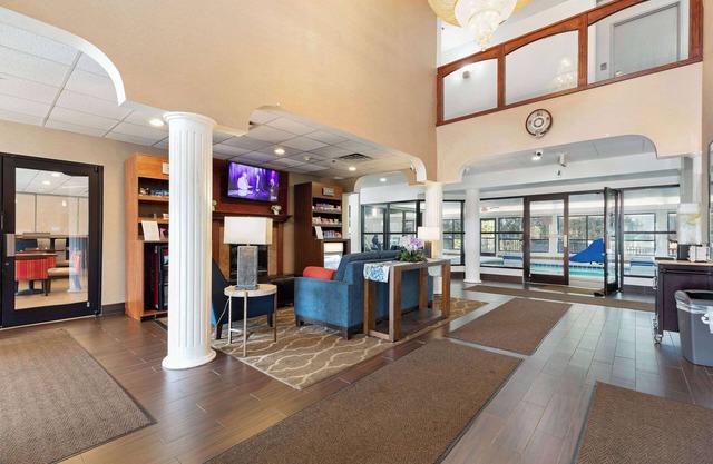 Comfort Suites Lombard - Addison