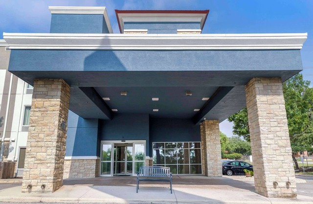 Comfort Suites Medical Center near Six Flags