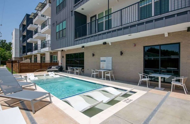 Comfortable 1BR Suite w Pool, Parking, Gym 05