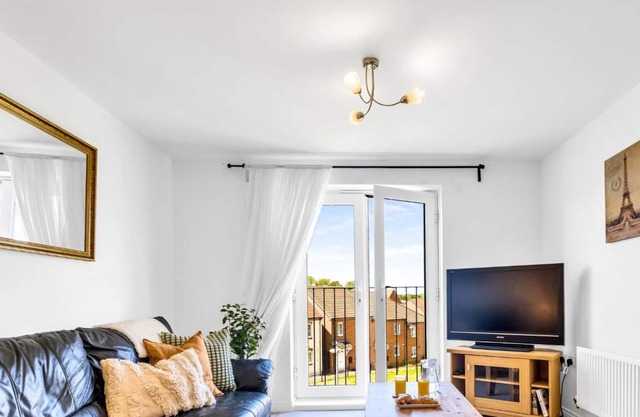 Comfortable 2 bedroom flat with gated parking