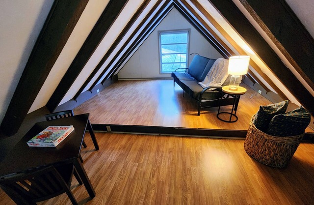 Comfortable 2 Bedroom Cabin - 3 min to Roosevelt State Park. WIFI & Self Checkin
