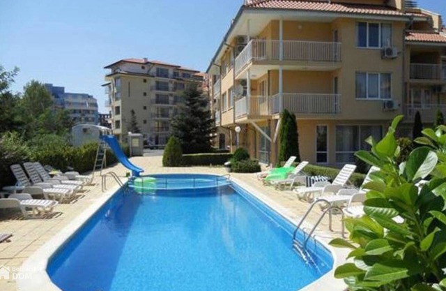 Comfortable 2 bedroom fully futnished apartment with terrace. 5 min from beach!