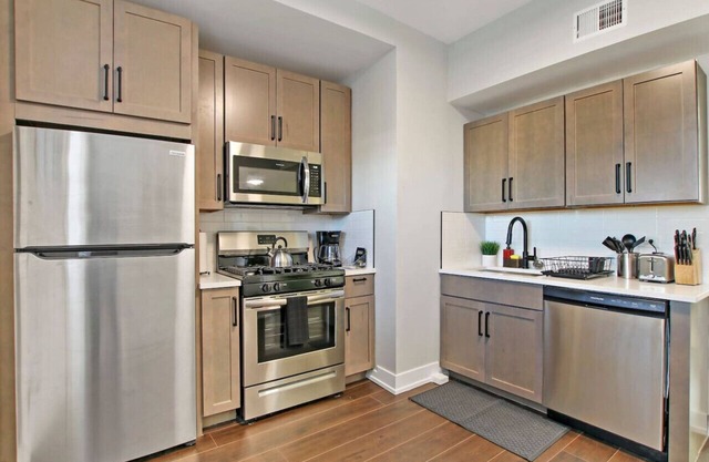 Comfortable 2-Bedroom Chicago Apartment