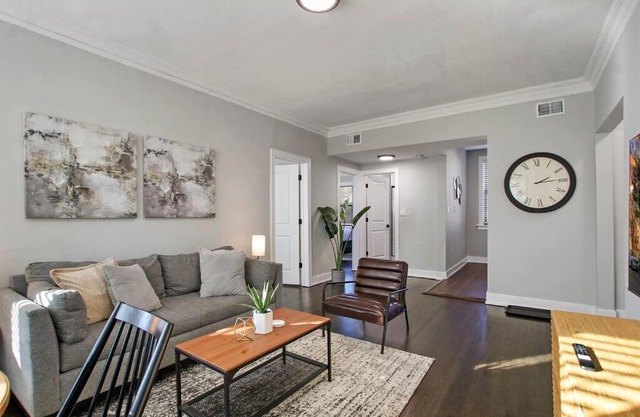 Comfortable 2BR Chicago Apt - Sunnyside 2F