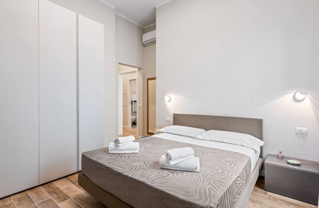 Comfortable 40 sqm apartment that can accommodate up to 4 people. Located on the ground floor (steps to access) of a building in Maragliano/Redi district, a lively neighborhood well connected to the historic center by public transportation, the apartme