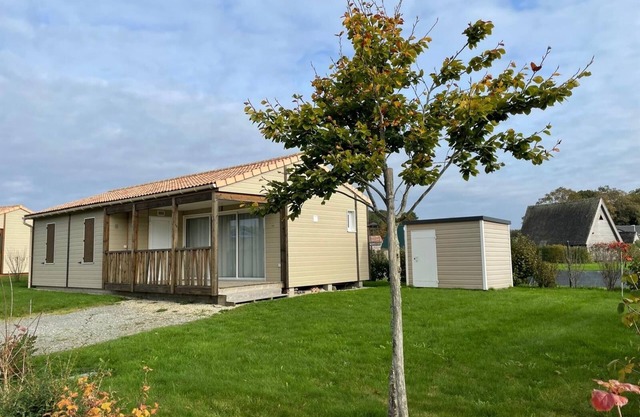 Comfortable 6-person, 3-bedroom chalet close to the Megaliths and beaches