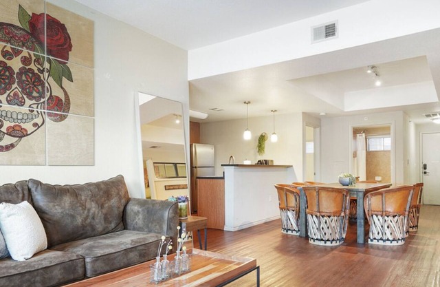 Comfortable Accommodations for 8 in North Austin