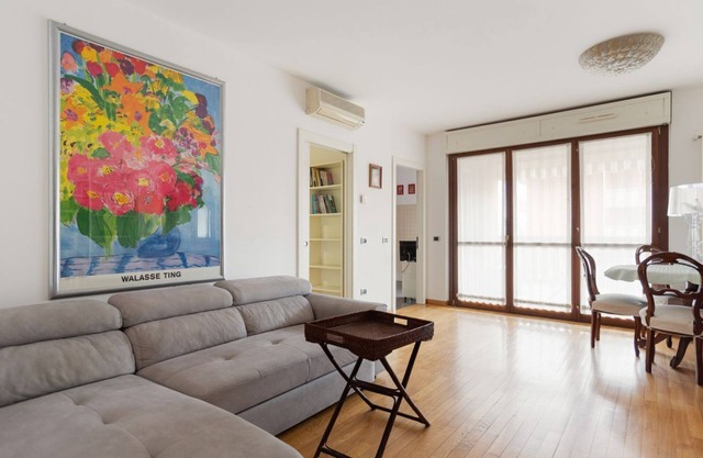 Comfortable and bright apartment with terrace and all the main comforts located in a residential neighborhood at the gates of the historic center of Milan, a short distance from the Bocconi Campus and Fondazione Prada. Navigli, IULM and Porta Romana area