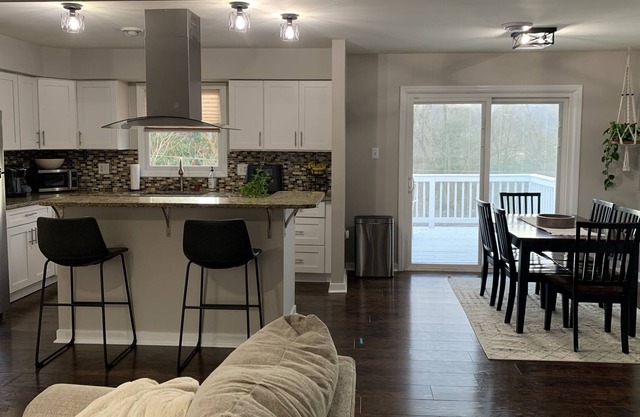 Comfortable and cozy 3-BR home close to shopping and all major routes