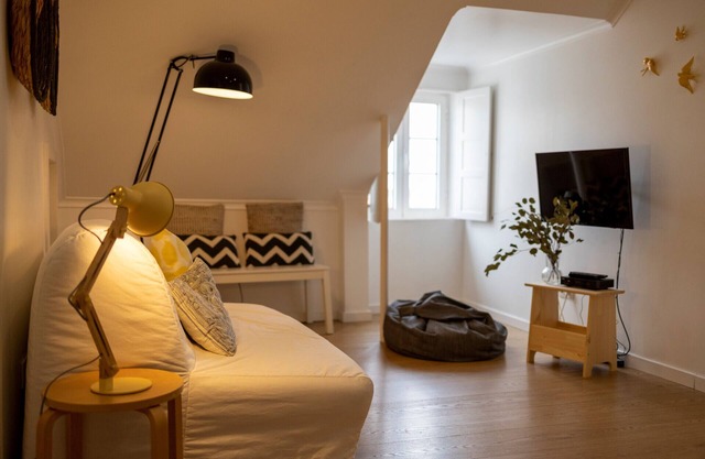 Comfortable apartment with river view and AC, fully equipped, very close to the center of Lisbon in the traditional Alfama district.