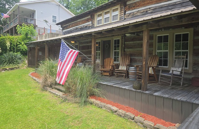 Comfortable cabin in Lynchburg with a lake view.5 miles from Jack Daniel