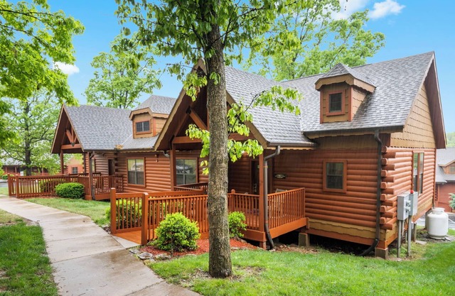 Comfortable Cabin with Whirlpool Tub, Gas Fireplace, and Screened-in Porch