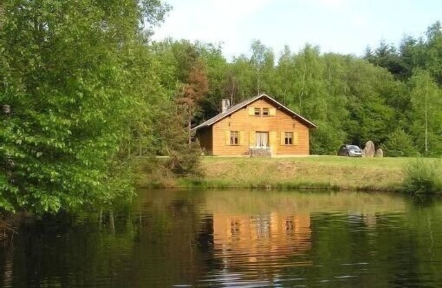 Comfortable chalet with private fishing pond in the heart of the Morvan.