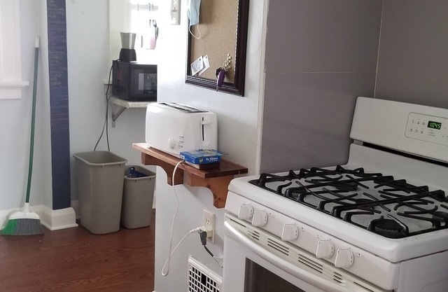 Comfortable, charming 2 bedroom upper duplex in Toledo, Ohio.