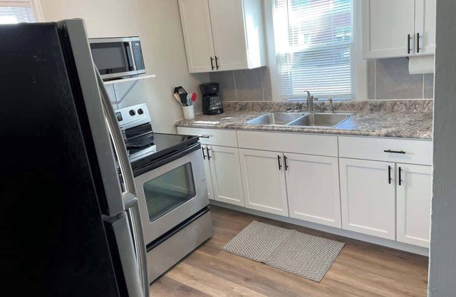 Comfortable Cozy 1 Bed/1 Bath, Awesome Location!