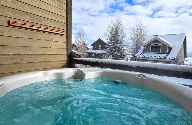 Comfortable Family Home with Private Hot Tub - Community Pool & Gym