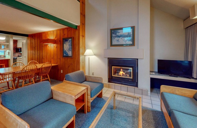 Comfortable Getaway Near Skiing W/ Golf On-Site, Shared Pool & Full Kitchen!