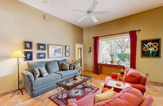 Comfortable getaway with hot tub, pool, private BBQ & full kitchen