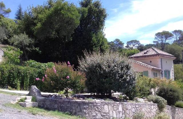 Comfortable Gite with pool close to the city and the countryside