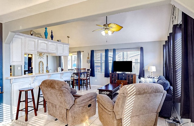 Comfortable home near beaches with AC, shaded deck, washer/dryer - dog-friendly