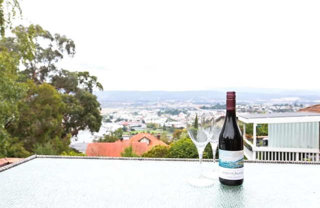 Comfortable Home With Wifi, Parking and Views