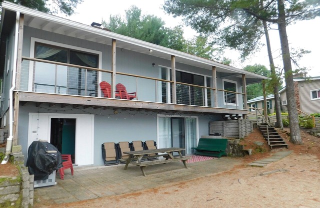 Comfortable lake house just 30' from Little Sebago Lake in quiet neighborhood