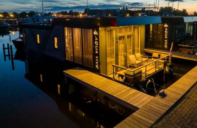 Comfortable, large, moored houseboat