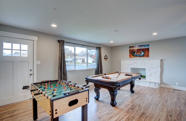 Comfortable Modern Home w/Hot Tub & Game Room