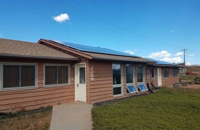 Comfortable Passive-Solar 3-Bedroom Earth-Bearmed House In Quiet Area Near U.W.