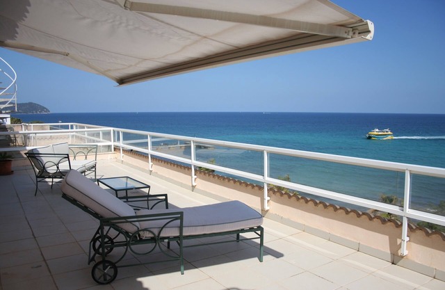 Comfortable penthouse apartment with 225m², stunning views, right on the beach