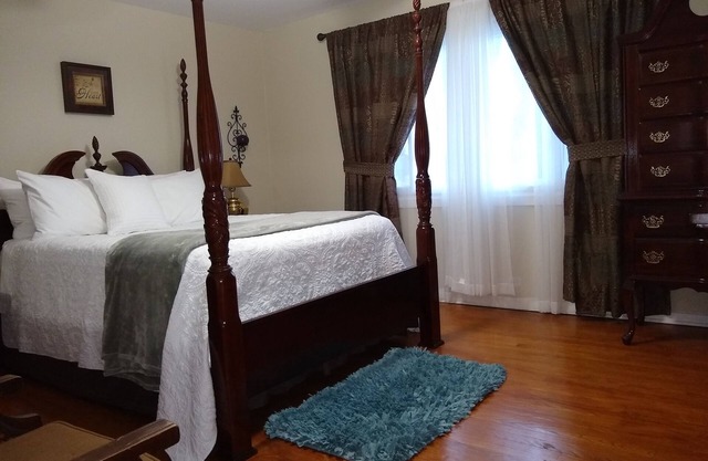 Comfortable place in Evanston! Close to Northwestern and Loyola University.
