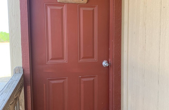 Comfortable Quiet Cabin 8 miles outside of Carrizo Springs