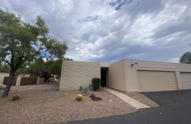 Comfortable relaxing townhome, conveniently located for biking and hiking!