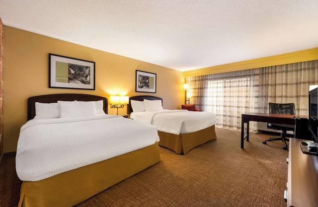 Comfortable Room with Swimming Pool, Pet-Friendly, Near Fountain Walk
