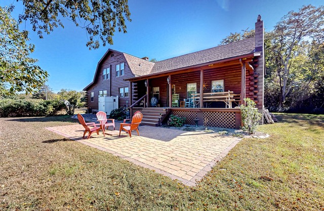 Comfortable, rustic-style home near area's amusements with board games & patio