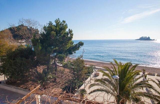 Comfortable Stay with Sea View in Petrovac - Standard Studio with Shared Balcony 1