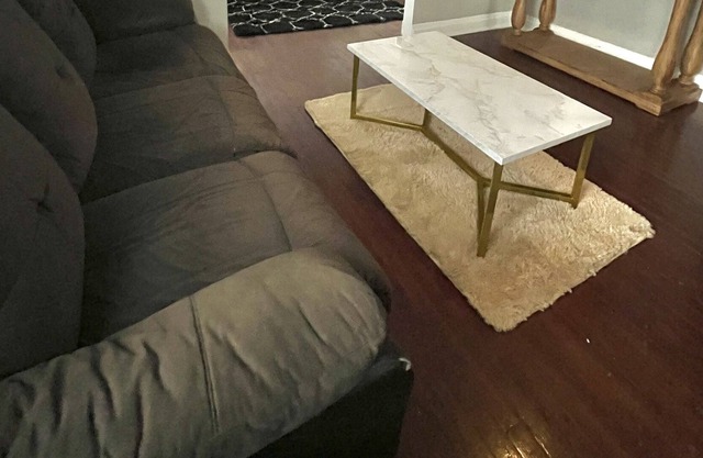 Comfortable Unit, Amazing Suburb. Only 5 min walk to train stop heading Downtown