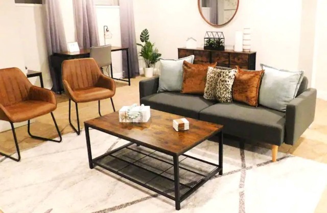 Comfy 1 Bedroom Condo- Peaceful area w/Parking Pad