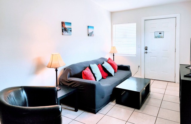 Comfy 1Bed/1Bath/Full Kitchen & Yard, Minutes from Airport & Near Everything