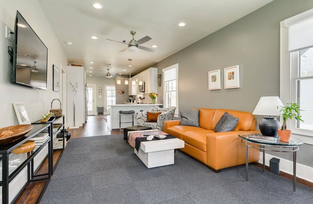 Comfy, 2-Bedroom Cottage 10 blocks from Seashore in Midtown Galveston