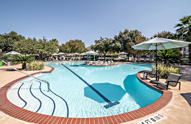 Comfy 2BR King Suite w Gym Pool Close to DT