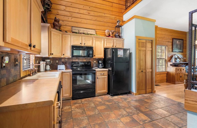 Comfy 2BR+Loft Cabin with Fireplace in the Middle of Branson Action