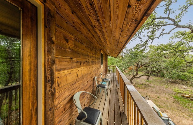 Comfy 4 bdrm Hill Country Getaway - Great For Families & Pet Friendly!