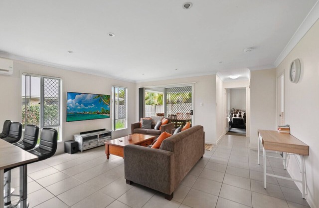 Comfy 5bdr 2Bth Gold Coast Home