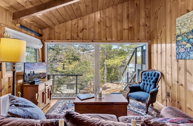 Comfy 8-person cottage. STONEY LAKE. Kawarthas. Pet friendly. 90 mins Toronto