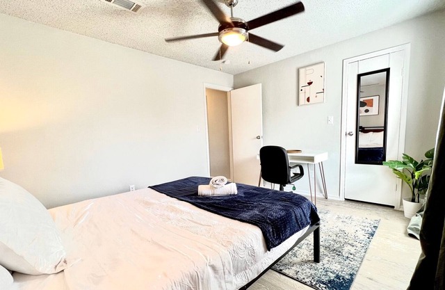 Comfy Apartment by the Domain w/ Fast Wifi