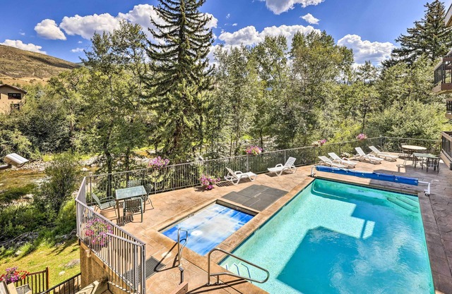 Comfy Avon Condo w/Pool + Eagle River Views!