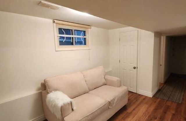 Comfy Basement Bedroom & Kitchen Close To TTC