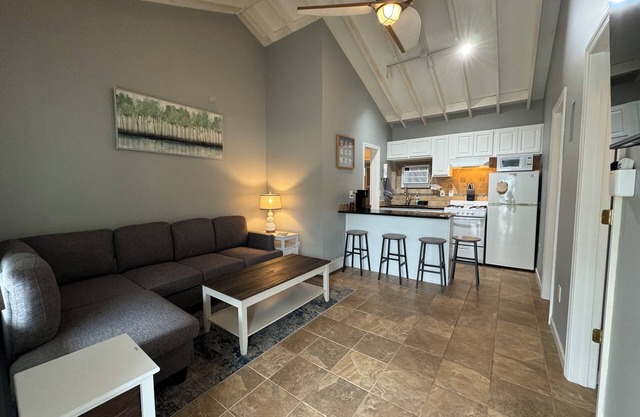 Comfy Beach Condo 2BD 1BA with Parking